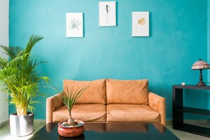 Departamento básico, 2 habitaciones, vista al patio | Área de sala de estar