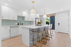 Kjøleskap, mikrobølgeovn, kokeplater og oppvaskmaskin