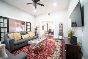 Televisión y oficina 