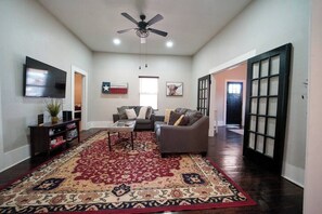 Televisión y oficina 