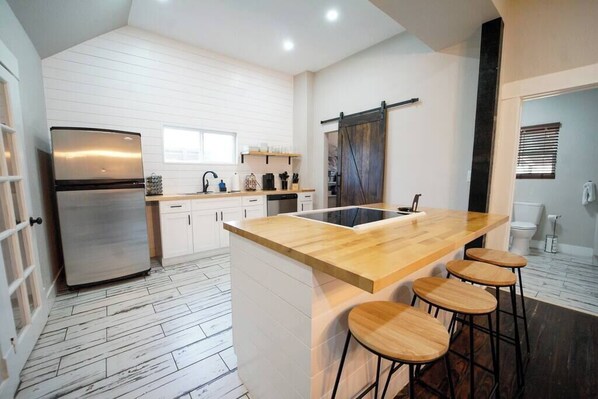 冷蔵庫、コーヒー / ティーメーカー、調理器具と食器