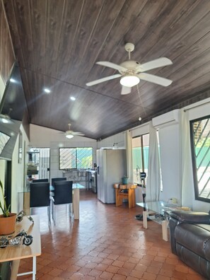 Een smart-tv, videogames en een stereo