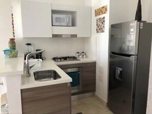 Refrigerador, microondas, cafetera/tetera, tostadora