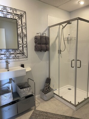 Shower, towels, shampoo, toilet paper - Huron the Lake (Port Sanilac)