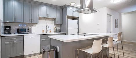 Refrigerador, microondas, horno, placa de cocina