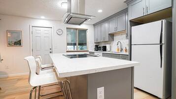 Réfrigérateur, micro-ondes, four, plaque de cuisson