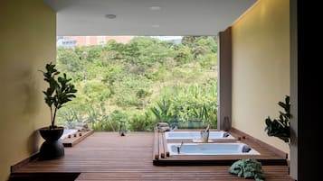 Couples treatment rooms, hot tub, body treatments, hydrotherapy