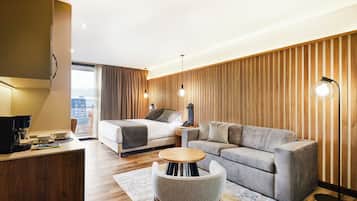 Suite panorámica, balcón | 1 habitación, minibar y caja de seguridad en la habitación