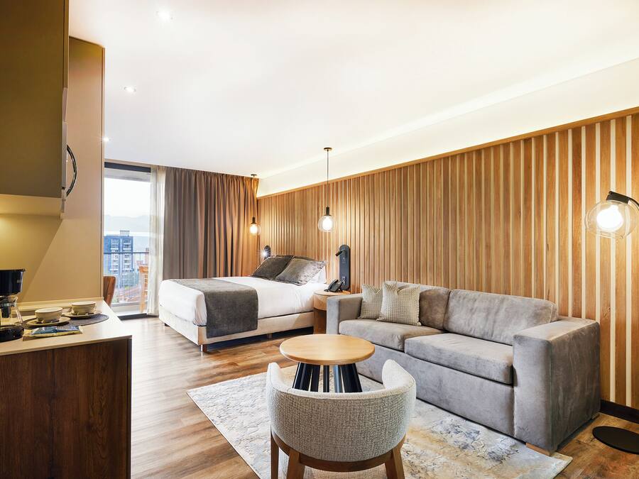 Suite panorámica, balcón | 1 habitación, minibar y caja de seguridad en la habitación