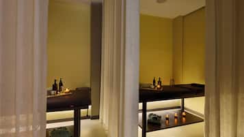 Salas de tratamiento para parejas, una bañera de hidromasaje