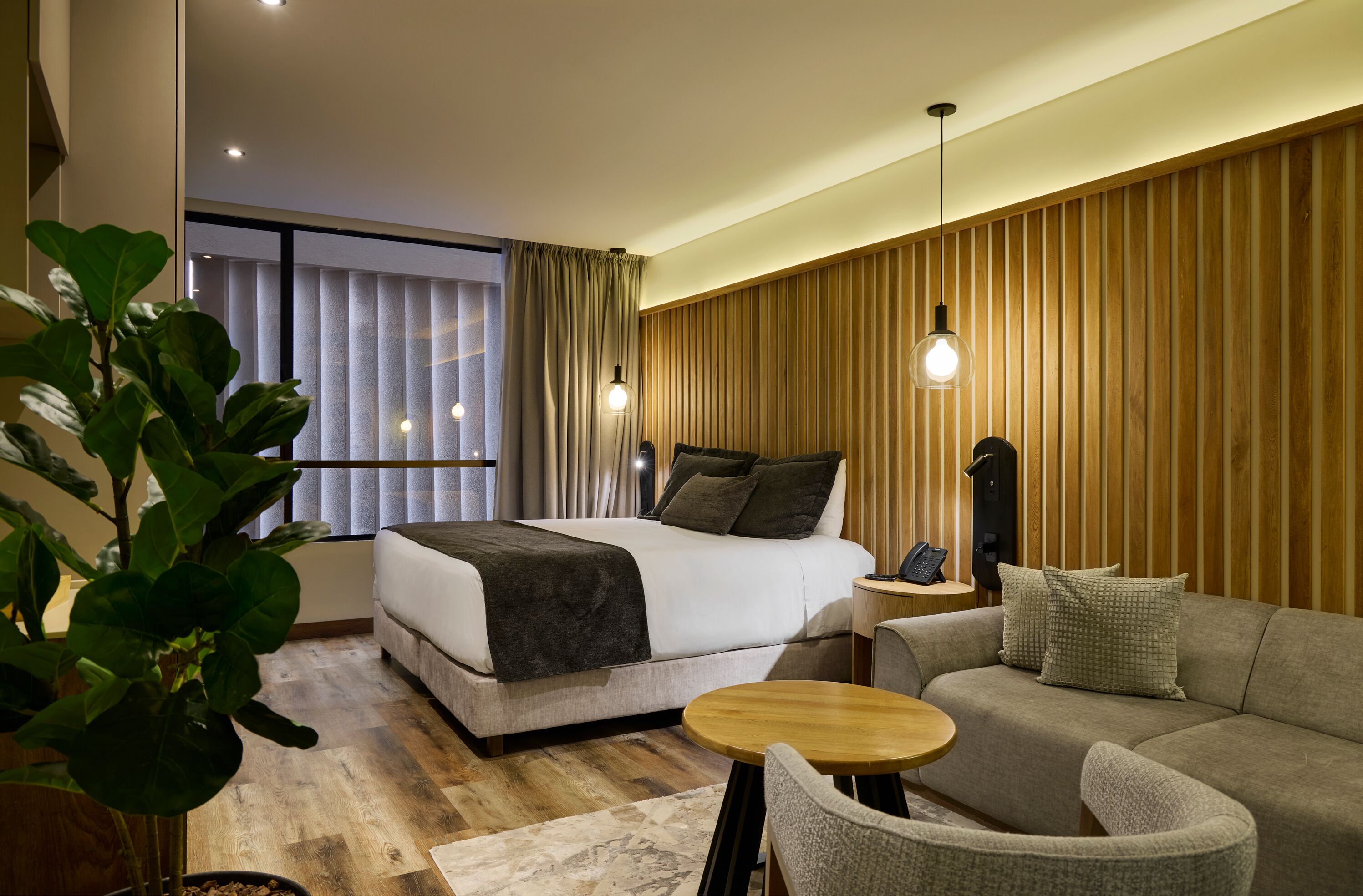 ห้องซูพีเรียสวีท | 1 ห้องนอน, มินิบาร์, ตู้นิรภัยในห้องพัก, ห้องพักตกแต่งอย่างมีเอกลักษณ์