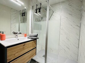 Shower, hair dryer, towels