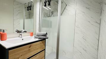 Shower, hair dryer, towels