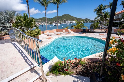 Spacious Simpsonbay Yachtclub apartment with pool