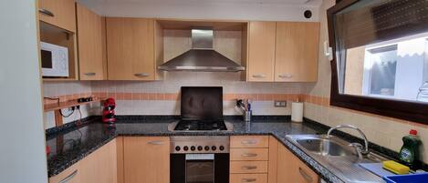 Een koelkast, een magnetron, een oven, een kookplaat