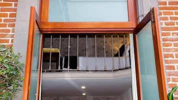 Habitación romántica, baño en la habitación, vista al patio | 1 habitación, ropa de cama de alta calidad y edredón