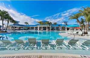 Una piscina al aire libre, una piscina climatizada