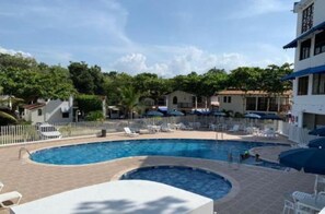 Outdoor pool - Condominium Royal Victoria apartment 202 (Sucre)