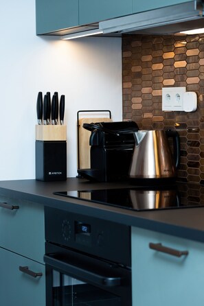 Mikrowelle, Geschirrspüler, Wasserkocher mit Kaffee-/Teezubehör