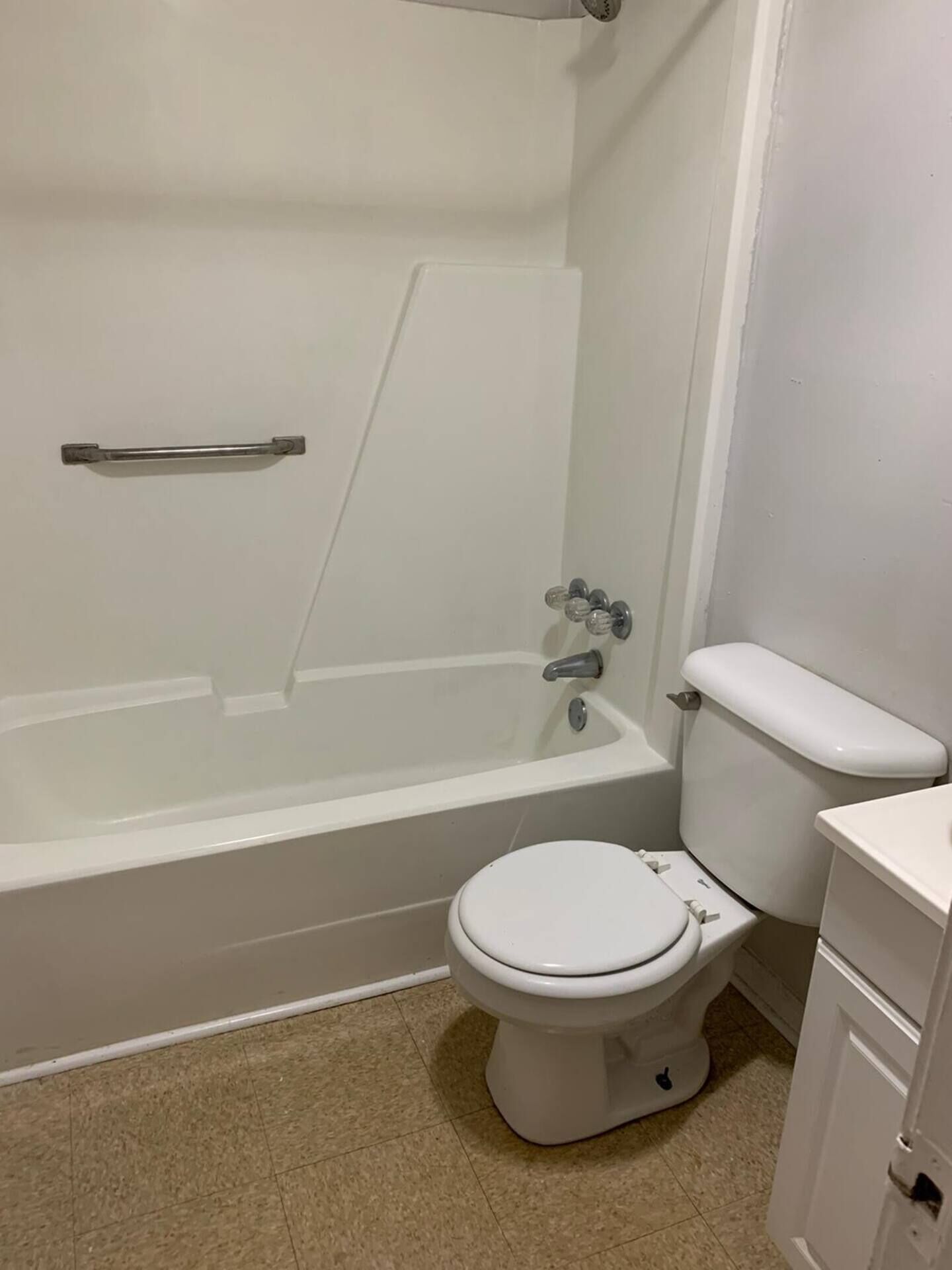 Un baño con bañera, inodoro y lavamanos.