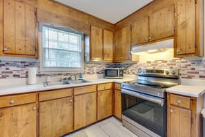 Fridge, microwave, oven, stovetop - Nice and Cozy Place (Cedartown)