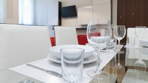 Apartment (1 Bedroom) | Essbereich im Zimmer