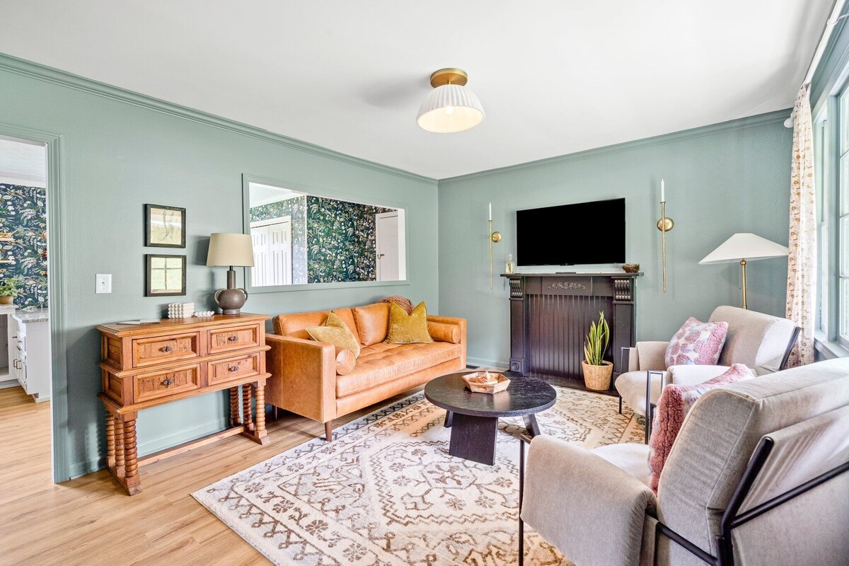 The Rabbit Hole - cozy retreat in downtown Travelers Rest.