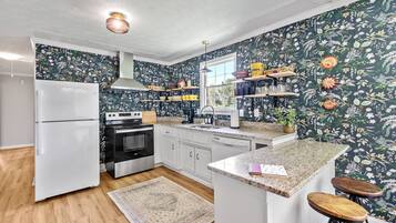 Fridge, oven, stovetop, dishwasher