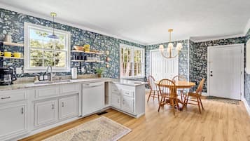 Fridge, oven, stovetop, dishwasher