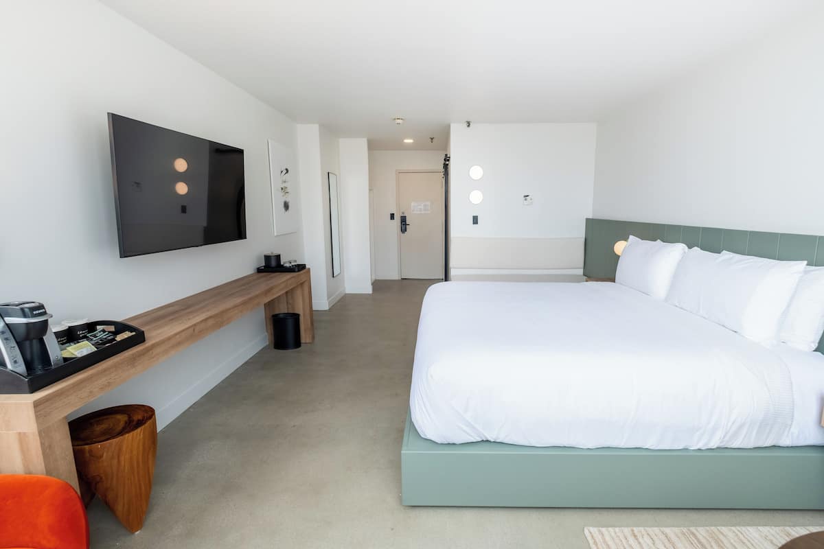 Deluxe King Room | Ropa de cama de alta calidad y colchones con acolchado adicional