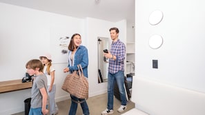 Ropa de cama de alta calidad, camas con pillow-top y escritorio