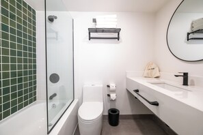 Regendusche, kostenlose Toilettenartikel, Haartrockner, Handtücher