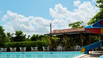 2 من حمّامات السباحة الخارجية