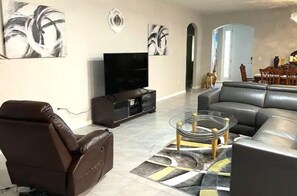 TV - Delightful 2 bdrm home in peaceful area w/parking (ZEPHYRHILLS)