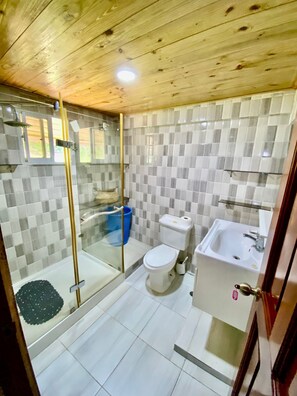 Shower, towels, soap, shampoo - Villa Valencia Caribbean house with ocean views. Second Floor (Los Patos)