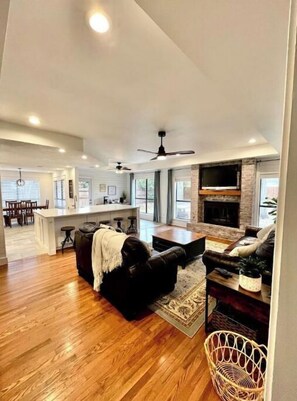 Smart TV, fireplace