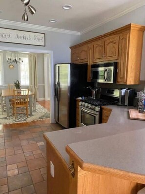 Kylskåp, mikrovågsugn, ugn och spishäll