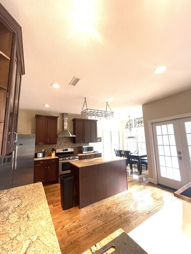 Large Rental in Rumbling Bald Resort on Septic.  No damage. Ready to go!