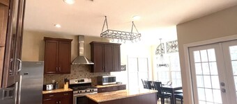 Large Rental in Rumbling Bald Resort on Septic.  No damage. Ready to go!