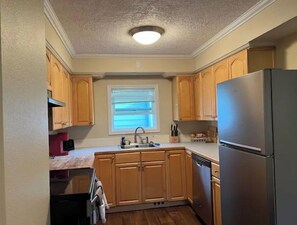 Fridge, oven, stovetop, cookware/dishes/utensils