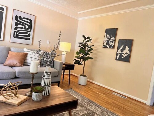 Cheerful 3-bedroom home with free parking.