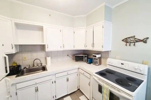 Spacious 4BD. Sleeps 10. only a 7 minute walk to the beach