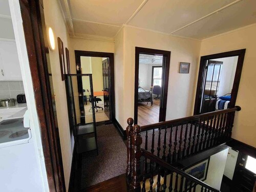 Large 3BD Apt Sleeps 9 Beach 7 min walk. Pets OK