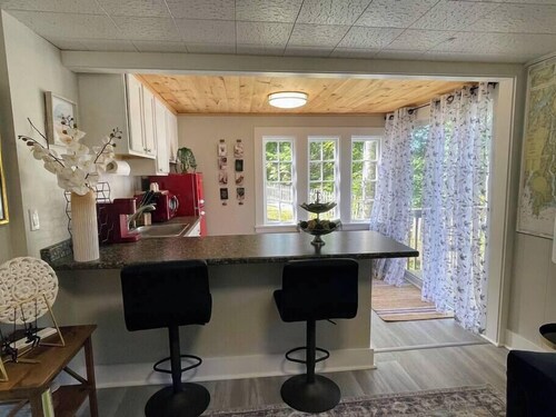Spacious 1 Bedroom Cottage Close to Everything 1