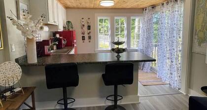 Spacious 1 Bedroom Cottage Close to Everything 1