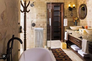 Haartrockner, Handtücher, Seife, Toilettenpapier