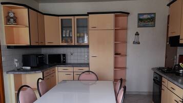Een koelkast, een microgolfoven, een oven, een kookplaat