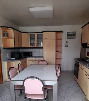 Fridge, microwave, oven, stovetop - Seaside house 2 min walk, quiet (Cléden-Cap-Sizun)