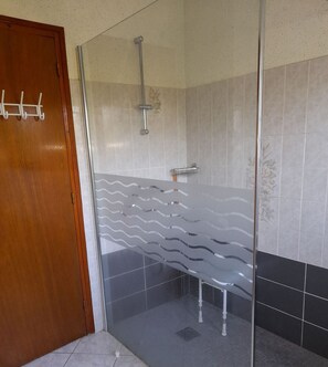 Secador de cabelo, toalhas de banho