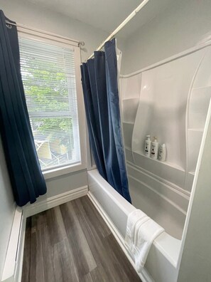 Bathtub, hair dryer, towels - Triple Play Apt 2 - All Star Baseball Rentals (Oneonta)